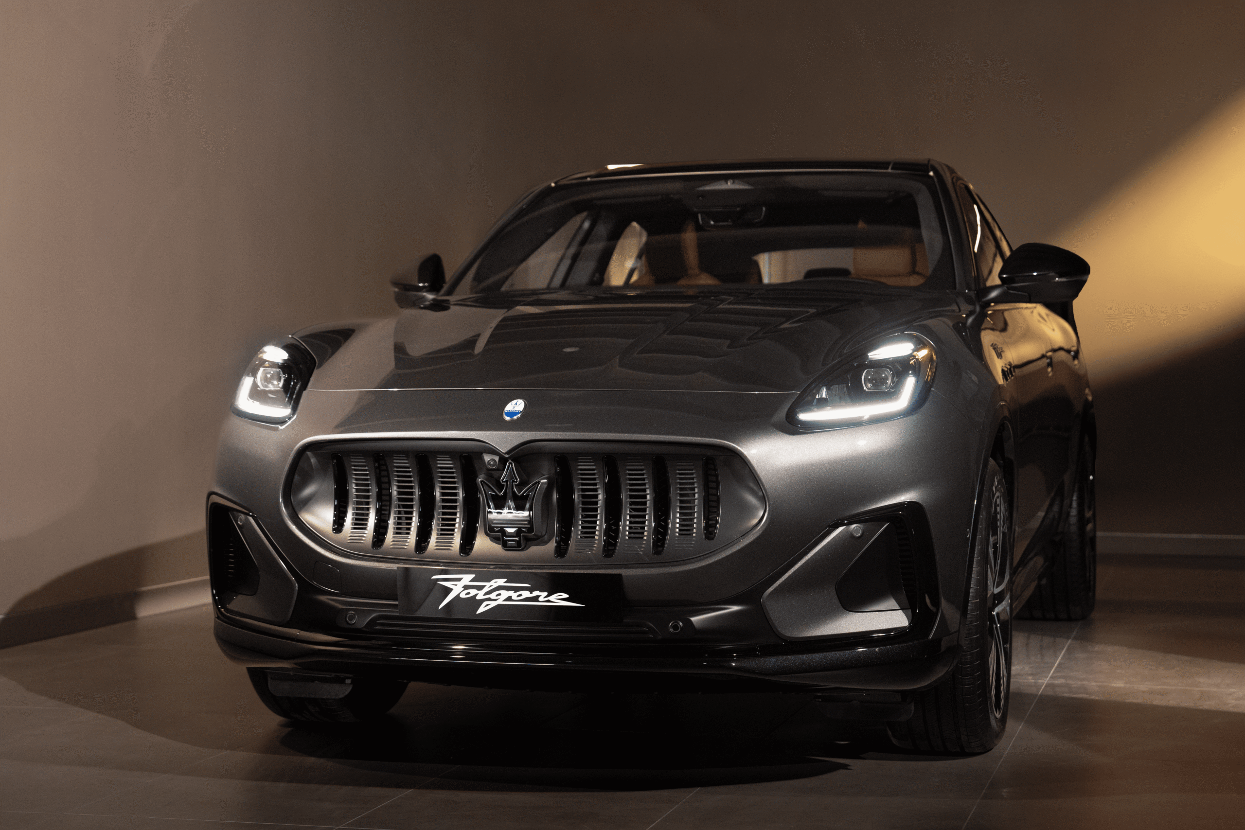 Grecale Folgore là mẫu SUV thuần điện đầu tiên của Maserati, đồng thời là mảnh ghép hoàn thiện dải sản phẩm Grecale bên cạnh các phiên bản động cơ đốt trong và hybrid.