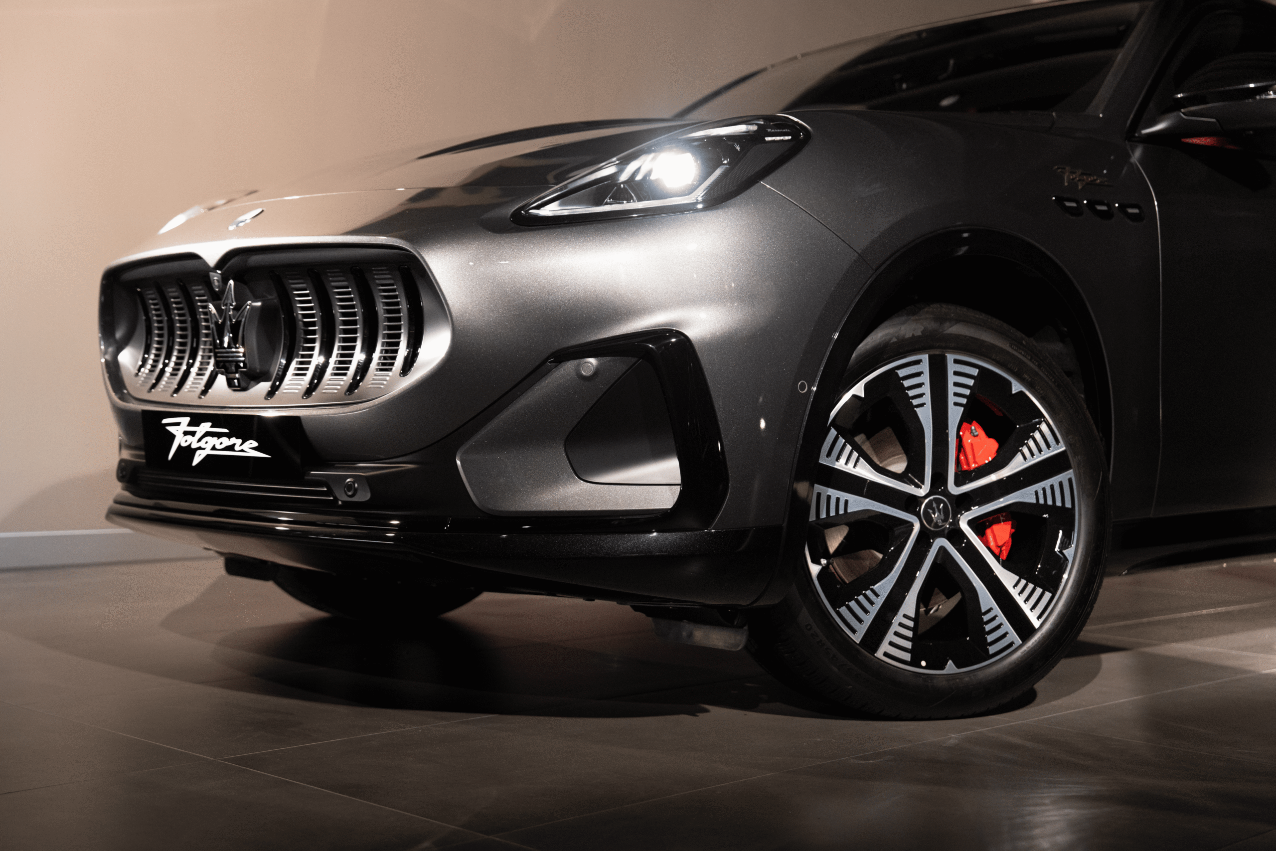 “Folgore” trong tiếng Ý có nghĩa là “tia chớp” – một biểu tượng cho sức mạnh, tốc độ và sự bứt phá. Đây chính là tên gọi được Maserati lựa chọn cho dòng xe điện (EV) của mình, thể hiện tinh thần tiên phong trong việc chuyển mình sang kỷ nguyên điện hóa mà vẫn giữ trọn DNA về hiệu suất và đẳng cấp vốn có.