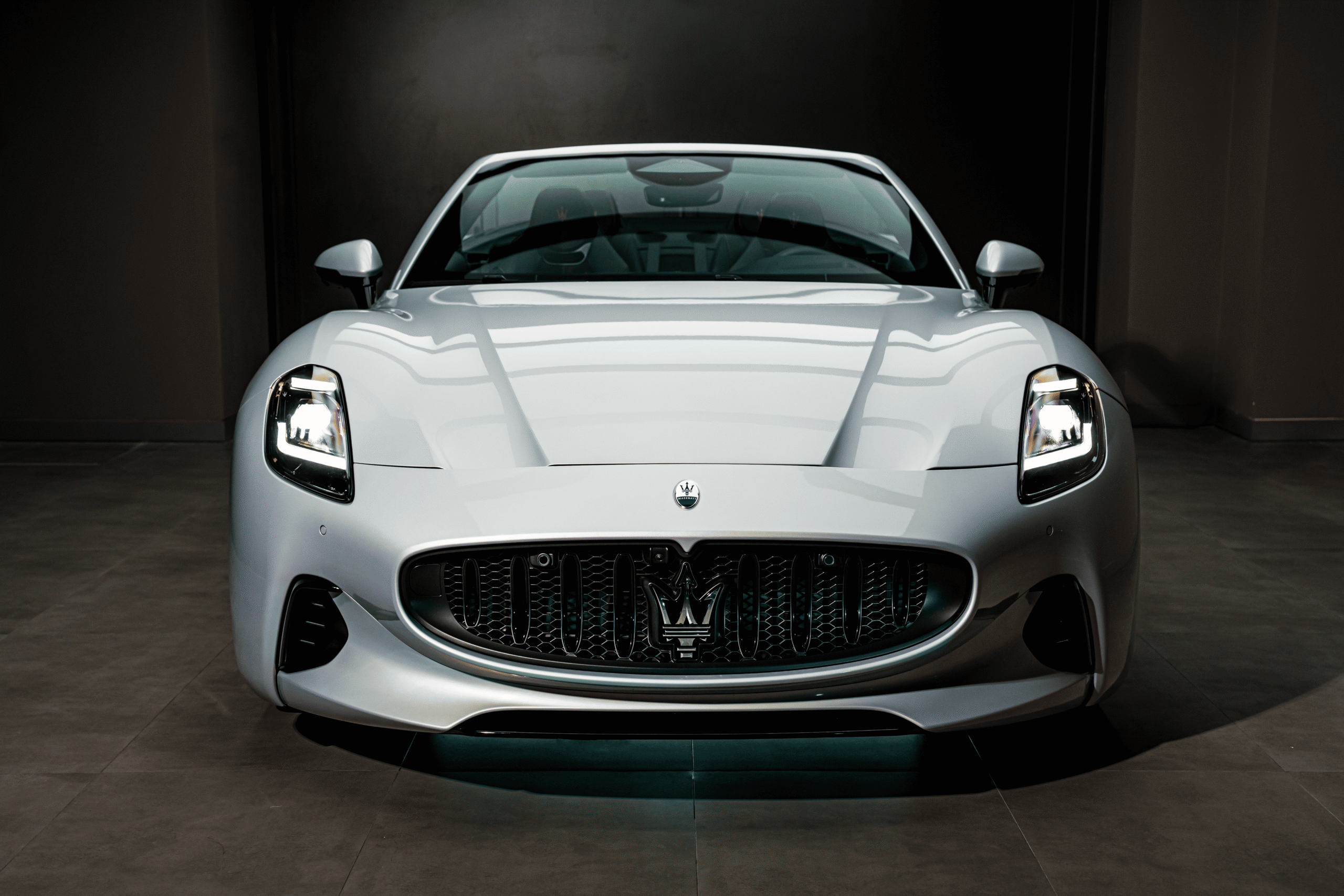 GranCabrio Folgore – mẫu xe mui trần thuần điện đầu tiên trong phân khúc xe sang toàn cầu. GranCabrio Folgore sở hữu mui mềm (soft-top) có thể đóng/mở trong 14–16 giây, ngay cả khi xe đang di chuyển ở tốc độ lên đến 50 km/h.