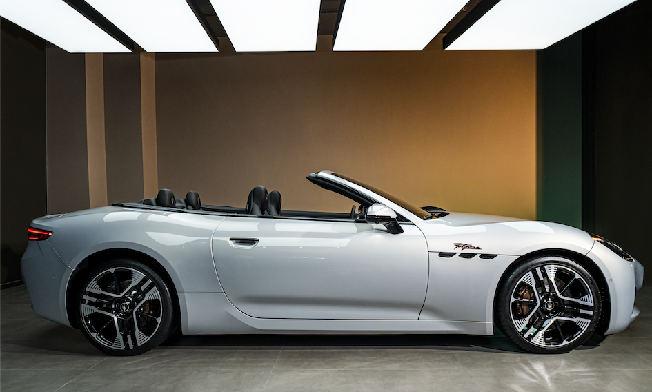 Dù là xe điện, Maserati vẫn duy trì “chất riêng” của mình thông qua âm thanh động cơ đặc trưng, được tạo nên nhờ công nghệ âm thanh tiên tiến từ Maserati Innovation Lab. Đây là sự kết hợp hài hòa giữa yếu tố cảm xúc và công nghệ, mang lại cho người lái cảm giác phấn khích như đang cầm lái một siêu xe động cơ đốt trong.