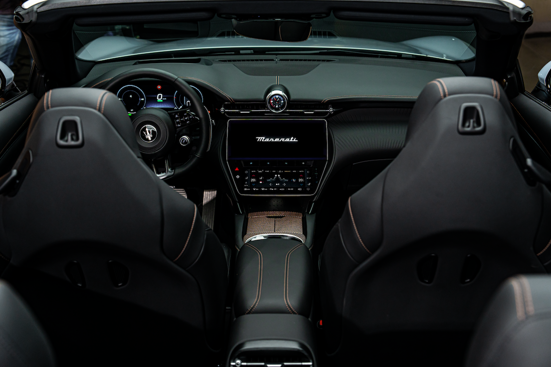 Nội thất xe sử dụng vật liệu ECONYL®, các chi tiết trong khoang lái được chế tác tỉ mỉ, mang lại không gian vừa sang trọng vừa thân thiện với môi trường.