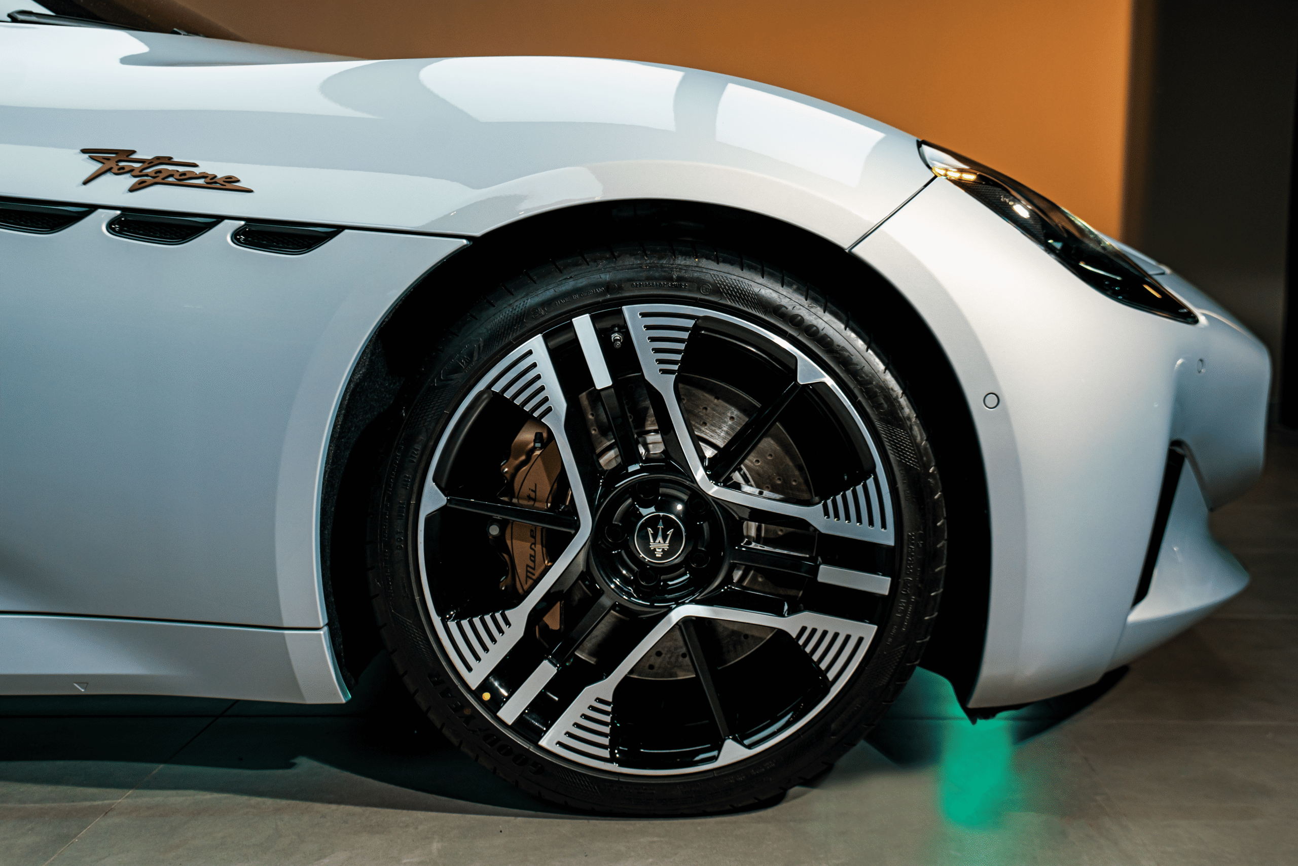 Xe sử dụng ba mô-tơ điện nam châm vĩnh cửu, mỗi mô-tơ có công suất 300 kW — gồm một mô-tơ đặt phía trước và hai mô-tơ phía sau. Tổng công suất đạt 560 kW (751 HP) trong chế độ vận hành tiêu chuẩn và có thể tăng lên 610 kW (818 HP) với chế độ MaxBoost (chế độ tối đa hóa hiệu suất tăng tốc), cùng mô-men xoắn cực đại 1.350 Nm